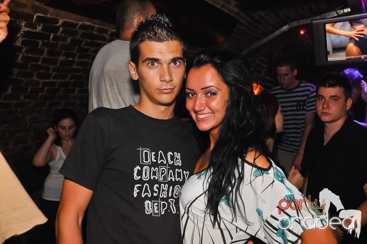 Start the week cu Club Escape, 