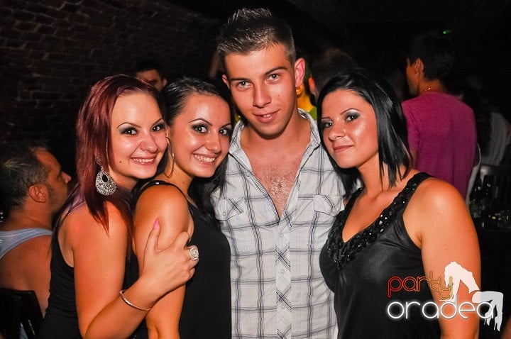 Start the week cu Club Escape, 