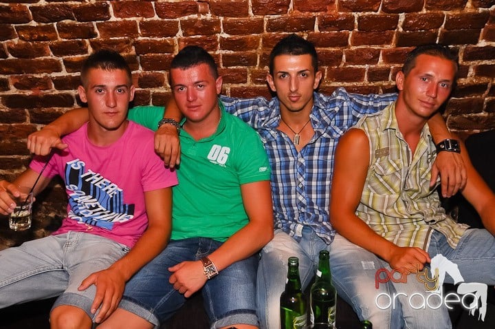 Start the week cu Club Escape, 