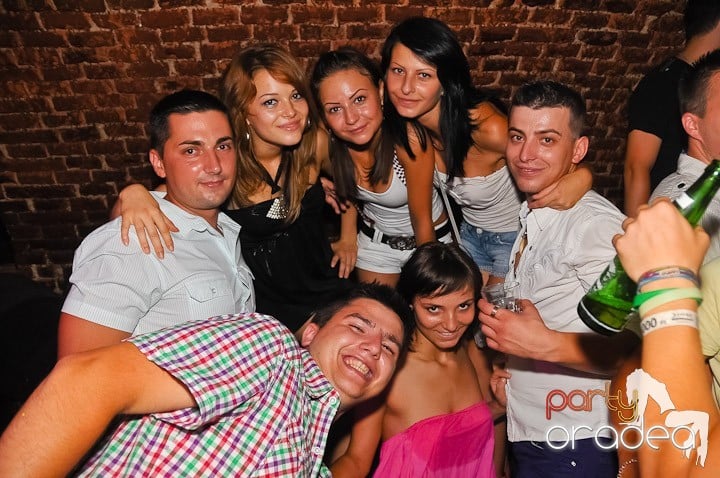 Start the week cu Club Escape, 