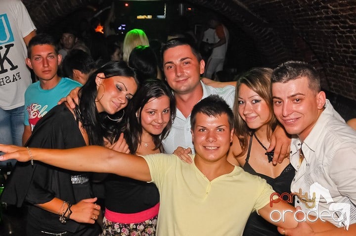 Start the week cu Club Escape, 