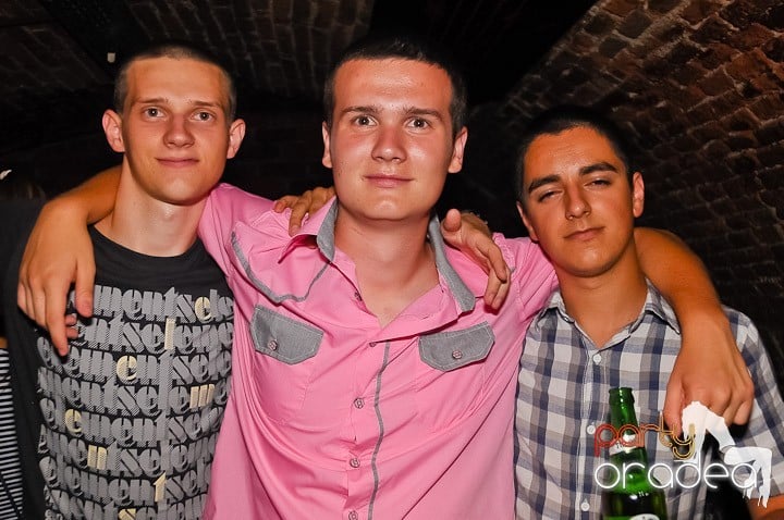 Start the week cu Club Escape, 