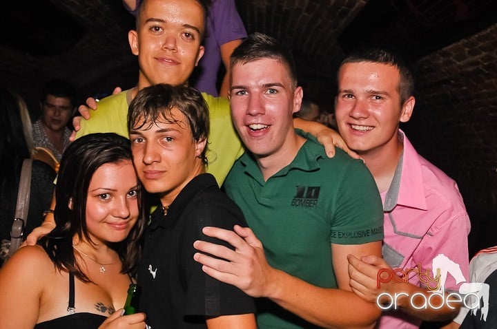 Start the week cu Club Escape, 