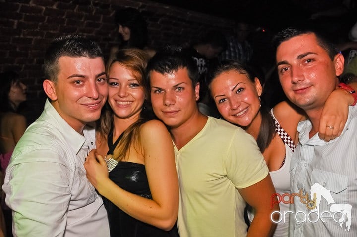 Start the week cu Club Escape, 