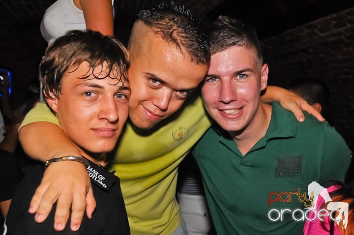 Start the week cu Club Escape, 