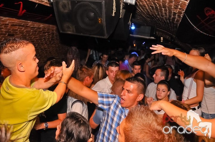 Start the week cu Club Escape, 