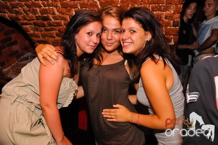 Start the week cu Club Escape, 