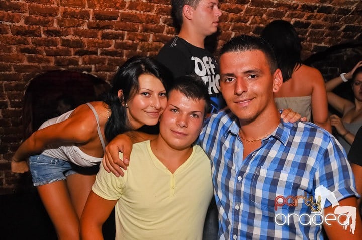 Start the week cu Club Escape, 