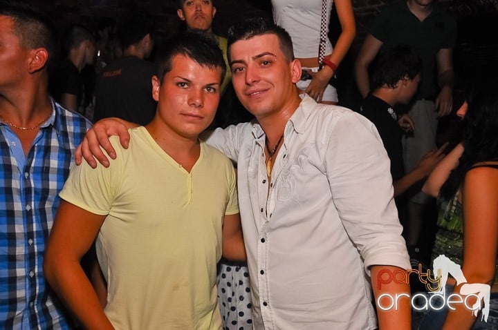 Start the week cu Club Escape, 