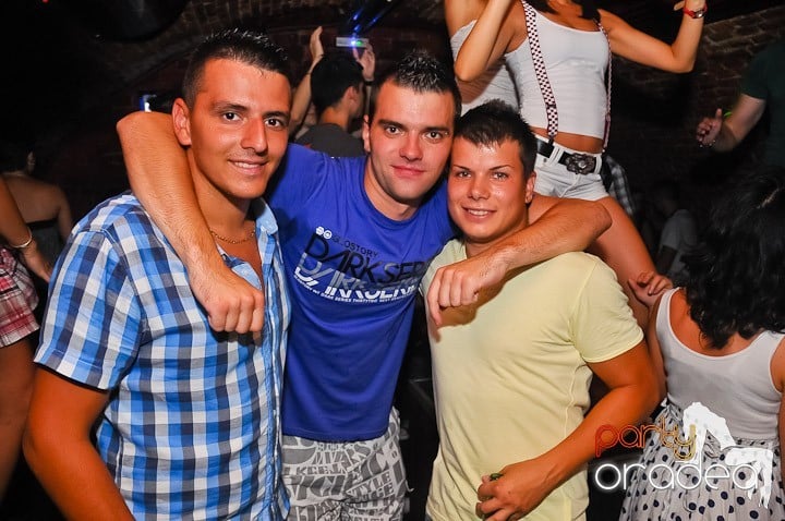 Start the week cu Club Escape, 