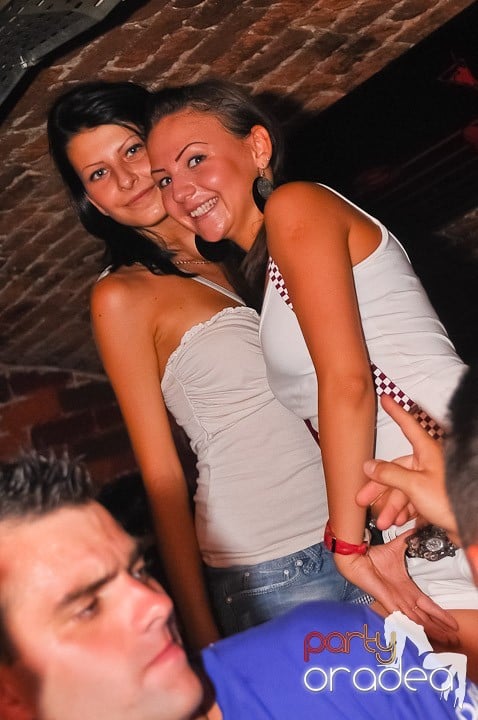 Start the week cu Club Escape, 