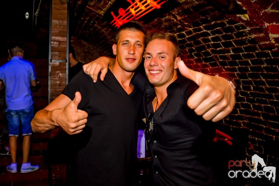 Summer night clubbing, 