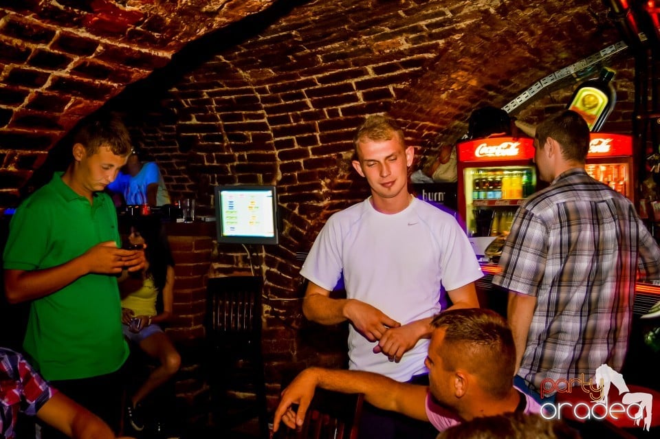 Summer night clubbing, 