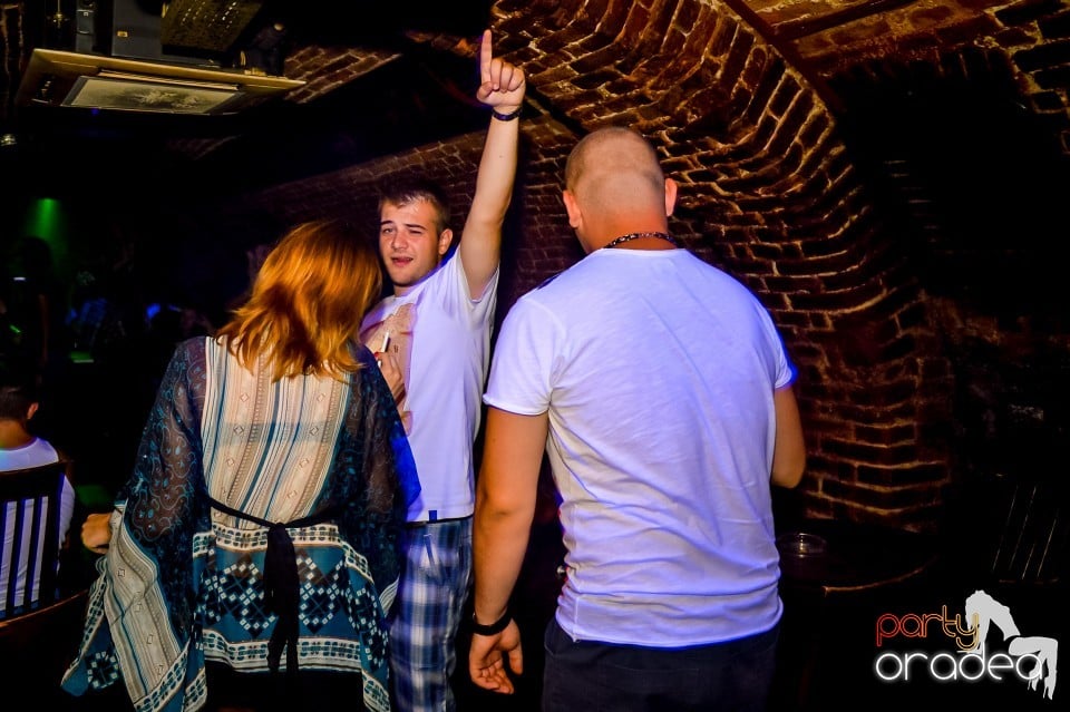 Summer night clubbing, 