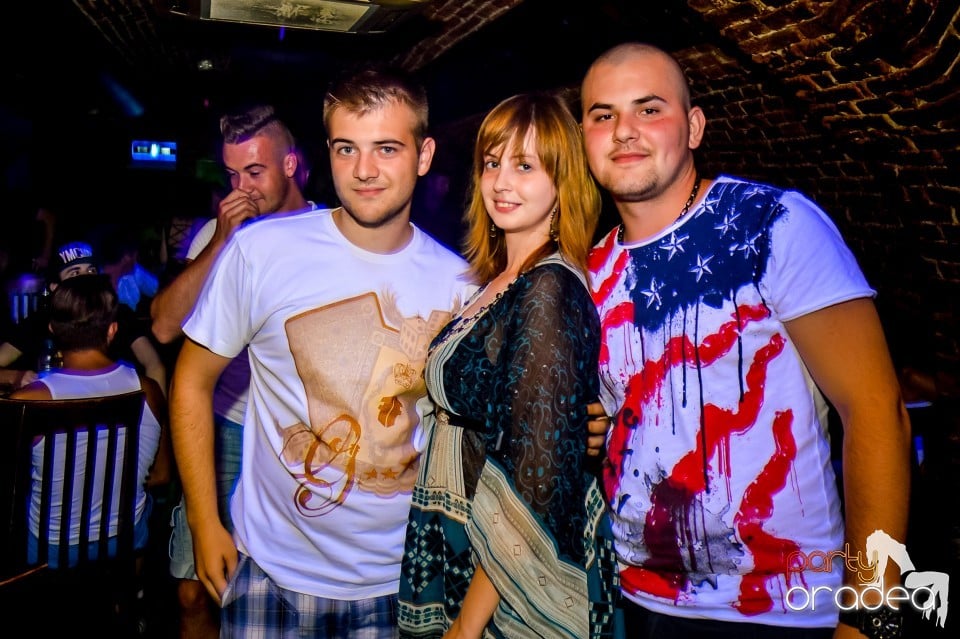 Summer night clubbing, 