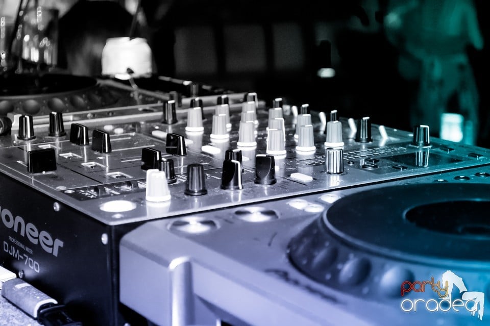 Summer night clubbing, 