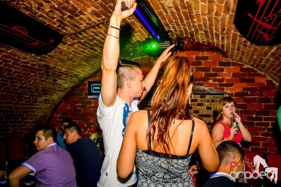 Summer night clubbing, 