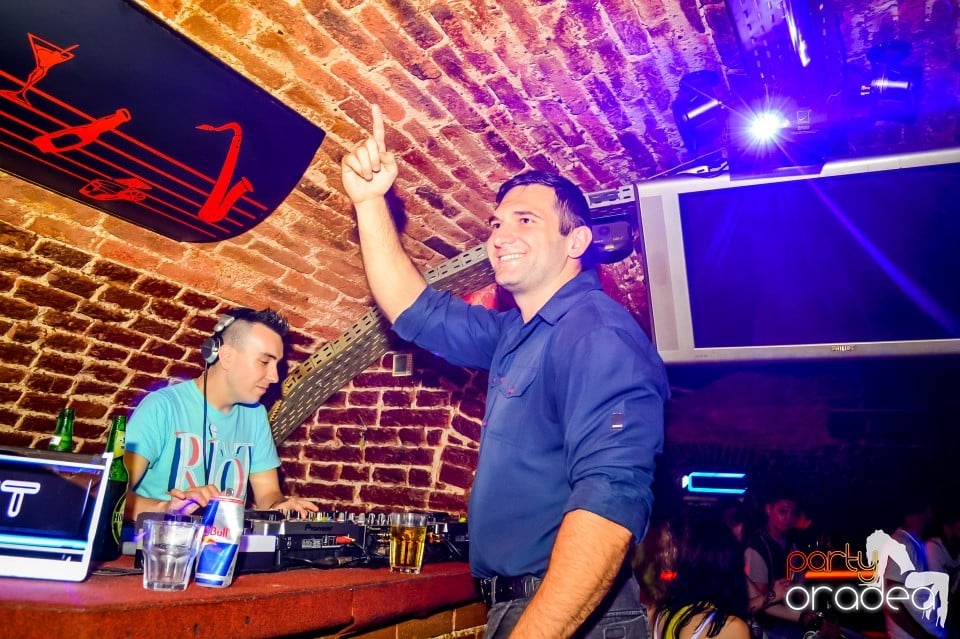 Summer night clubbing, 