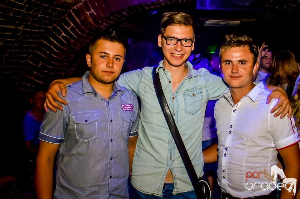 Summer night clubbing, 