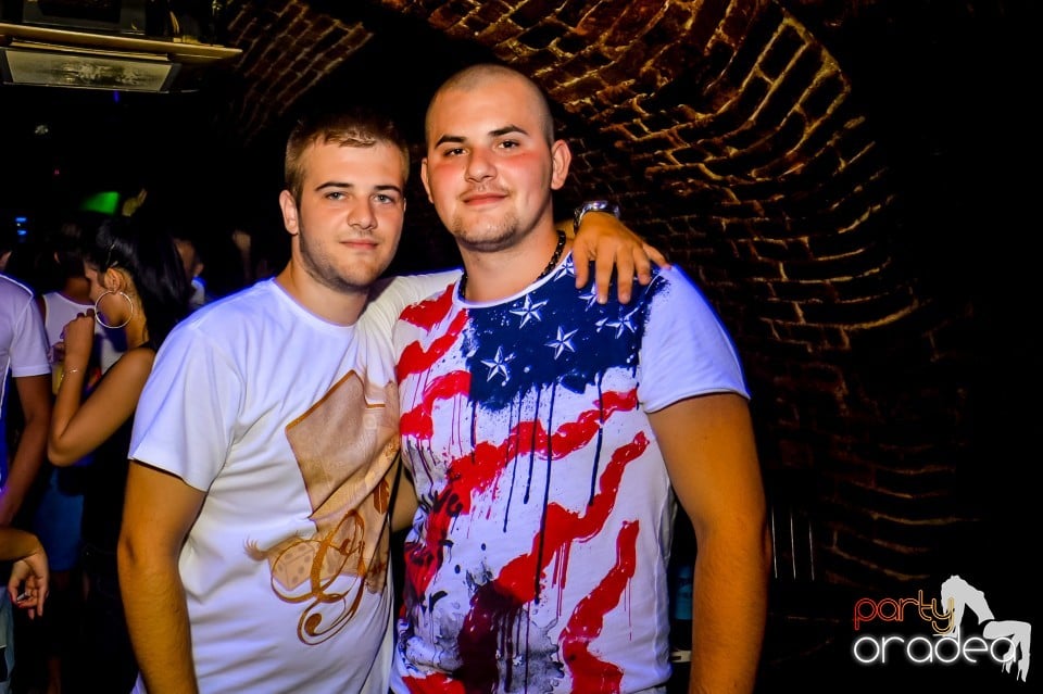 Summer night clubbing, 