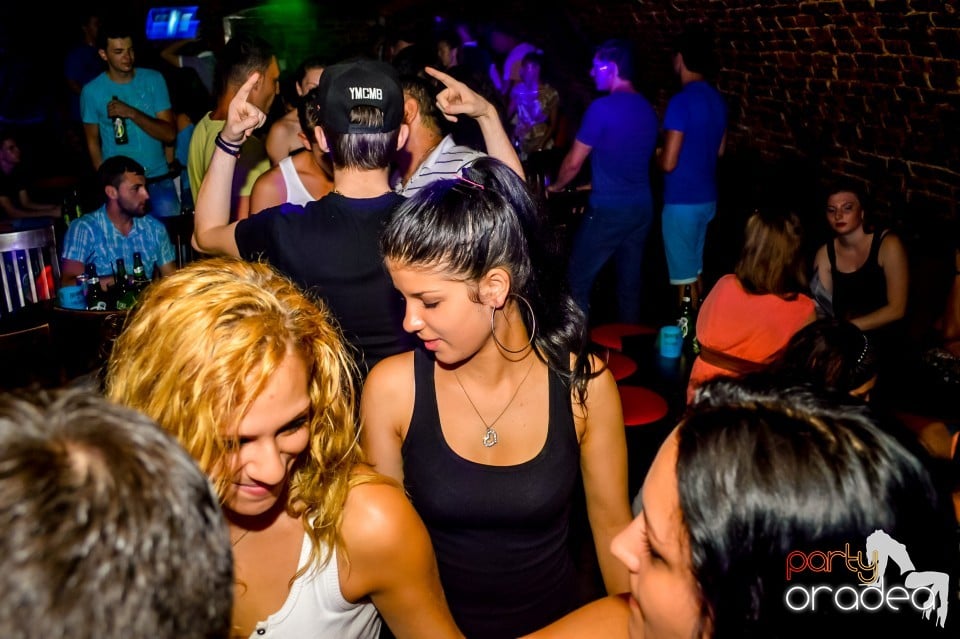 Summer night clubbing, 