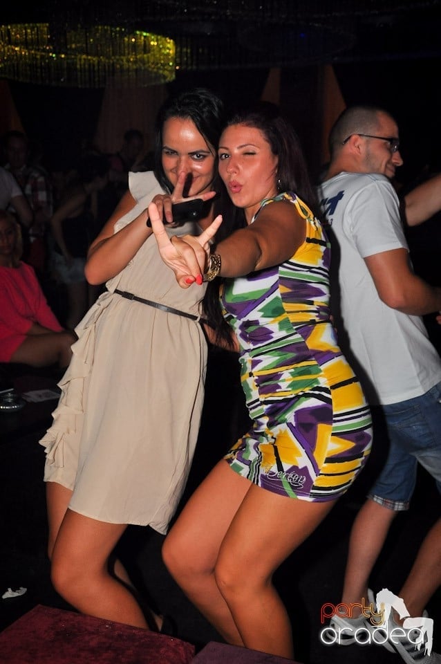 Summer Retro Night Fever în The One, 