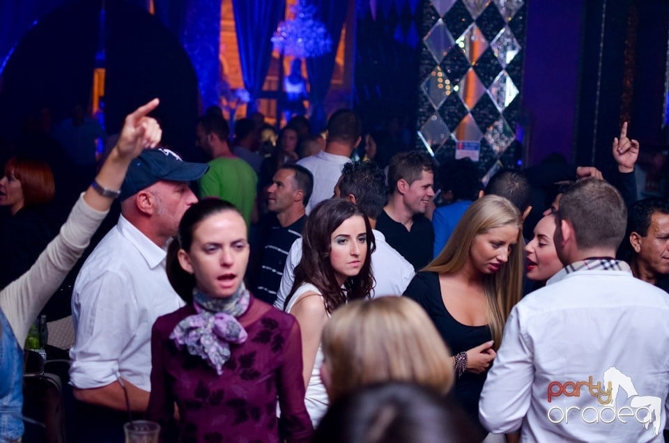 Summer Retro Night Fever în The One, 