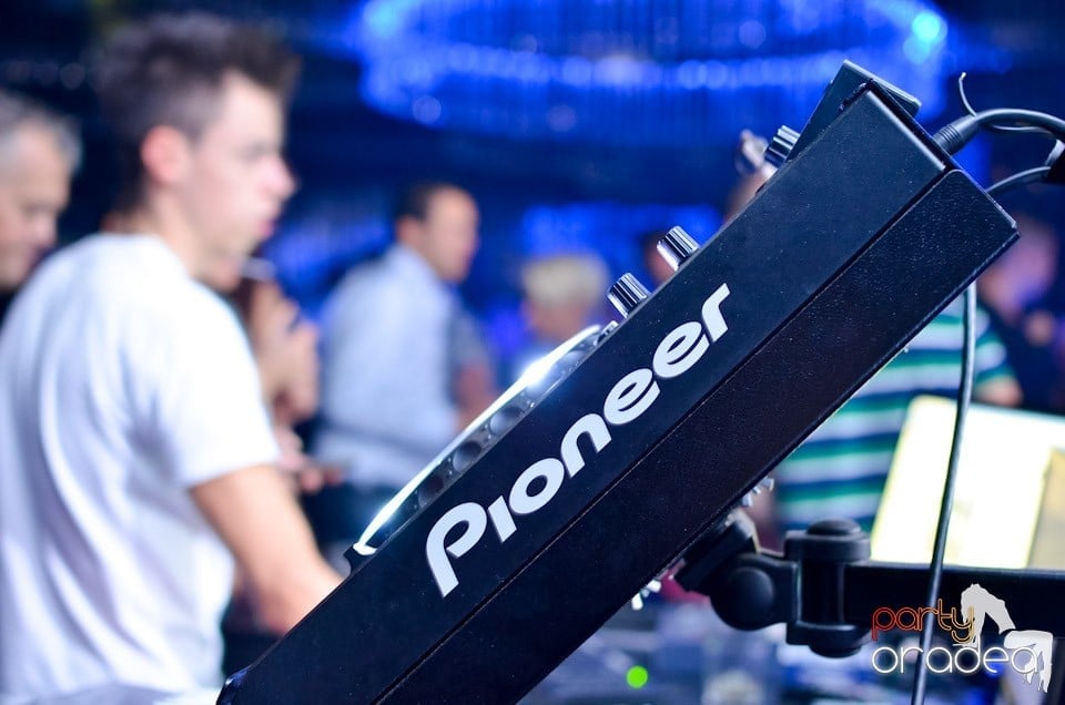 Summer Retro Night Fever în The One, 