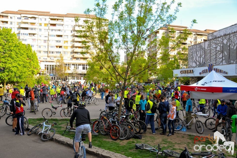 Sute de orădeni la Critical Mass,