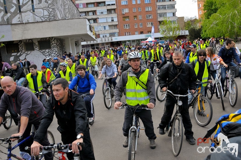 Sute de orădeni la Critical Mass,