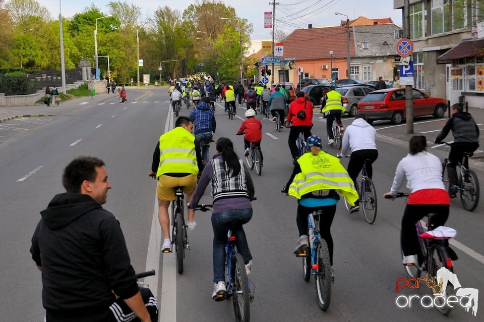 Sute de orădeni la Critical Mass,