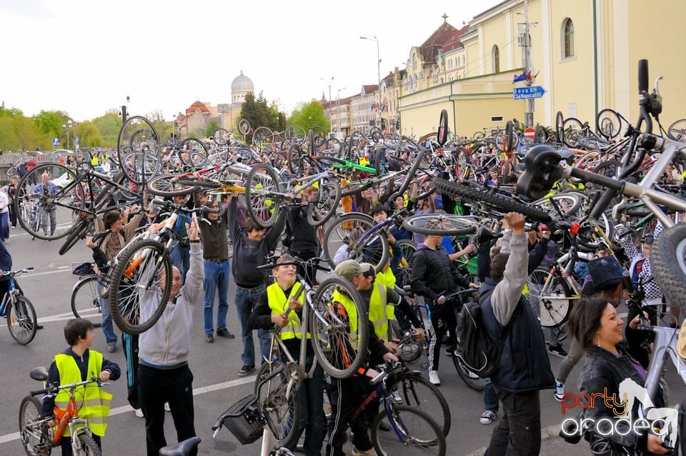 Sute de orădeni la Critical Mass,