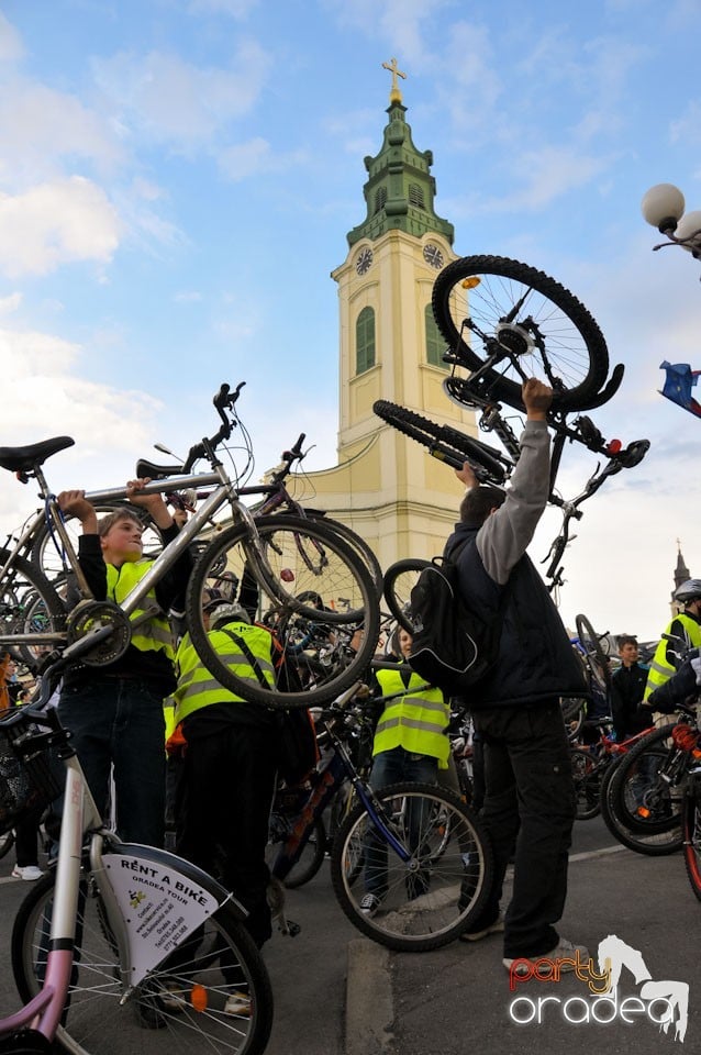 Sute de orădeni la Critical Mass,