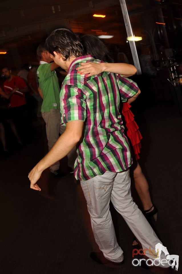 The city is dancing in Blondy's Art Café, 