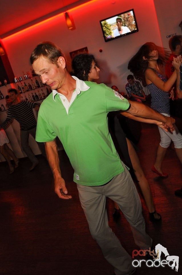 The city is dancing in Blondy's Art Café, 