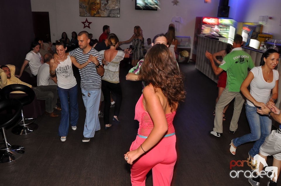 The city is dancing in Blondy's Art Café, 