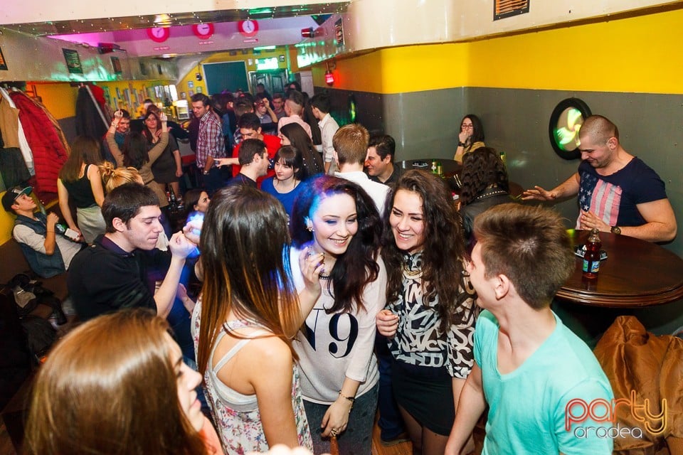 Valentine's Day Party în Yellow, 