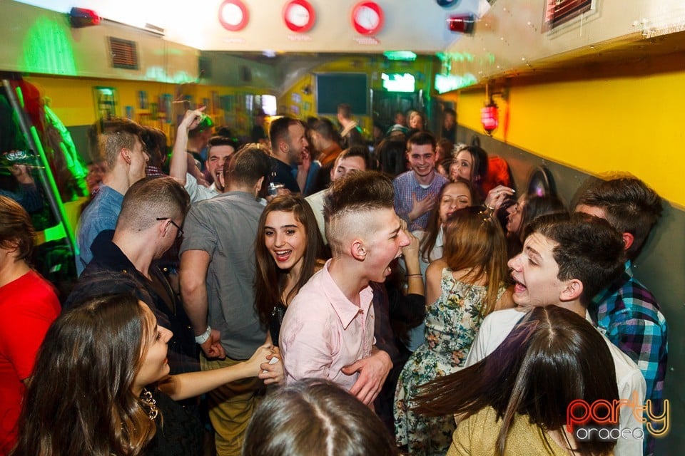 Valentine's Day Party în Yellow, 