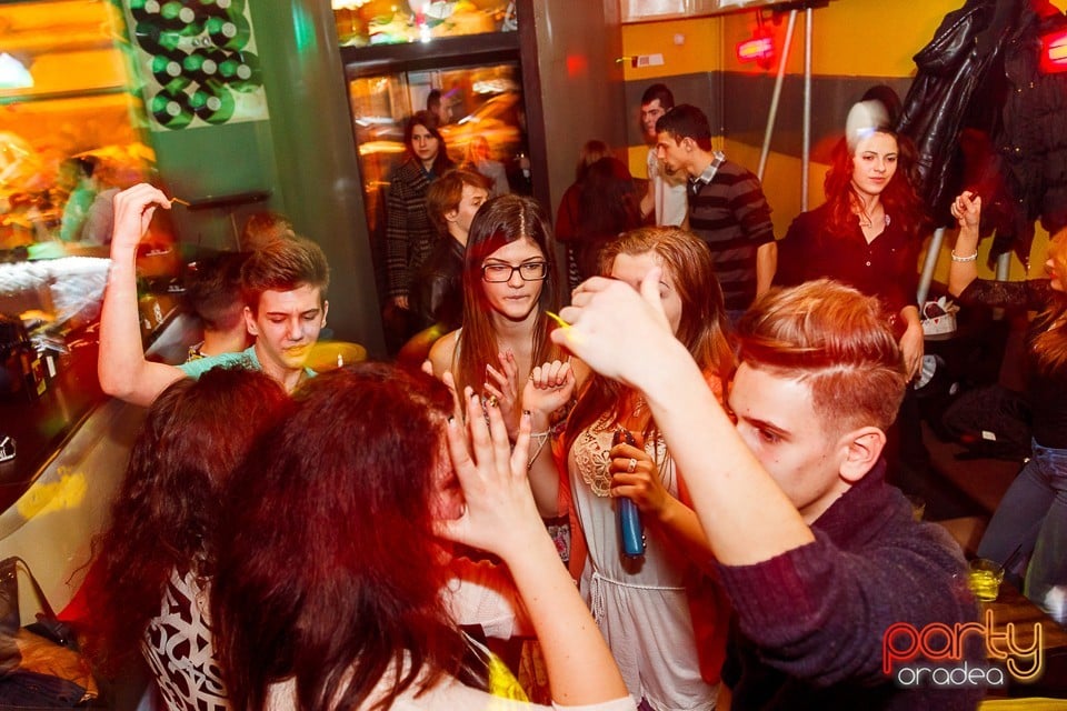 Valentine's Day Party în Yellow, 