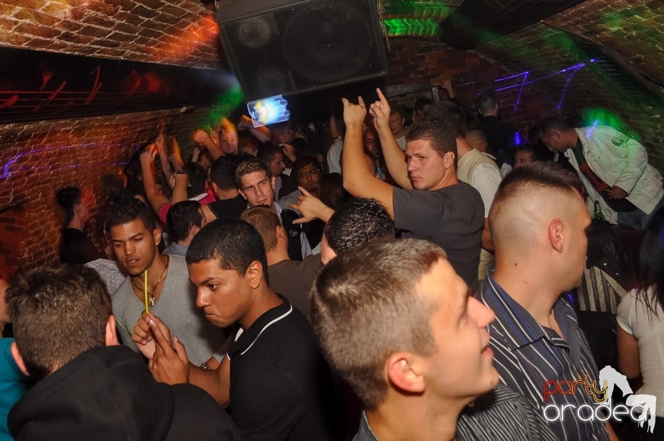 Vineri noaptea @ Club Escape, 