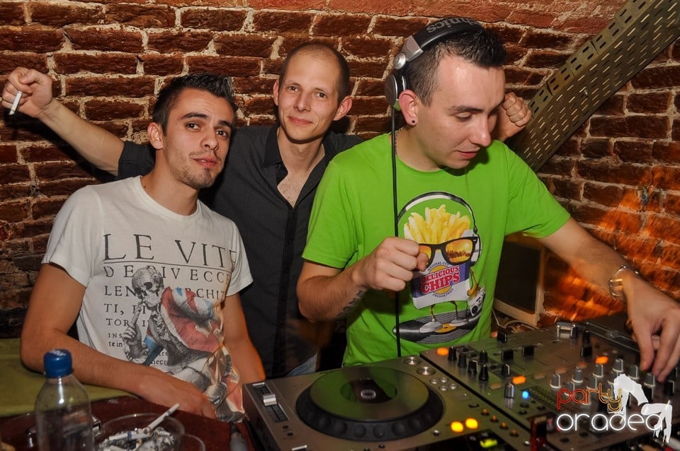 Vineri noaptea @ Club Escape, 