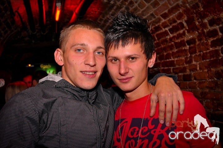 Vineri noaptea în Club Escape, 