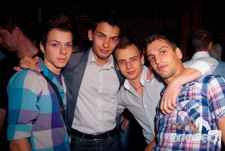 Vineri noaptea în Club Escape, 