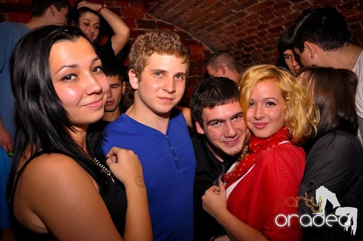 Vineri noaptea în Club Escape, 