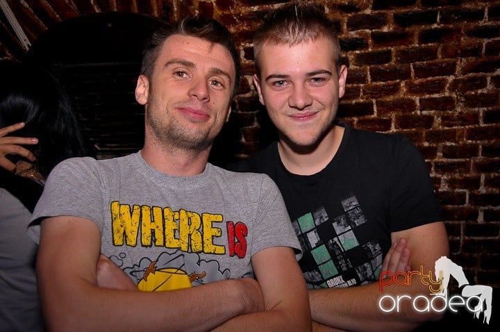 Vineri noaptea în Club Escape, 