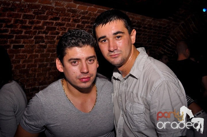 Vineri noaptea în Club Escape, 