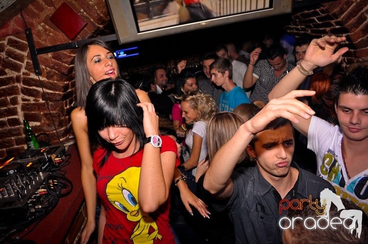 Vineri noaptea în Club Escape, 