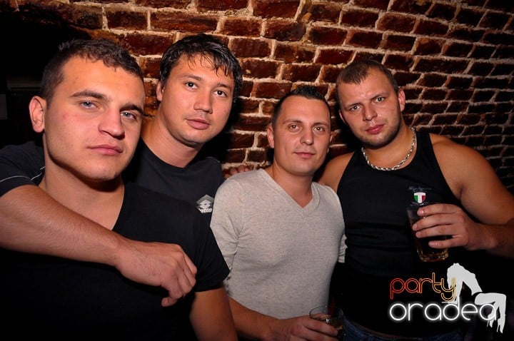 Vineri noaptea în Club Escape, 