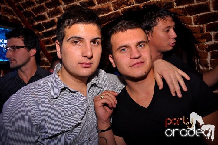 Vineri noaptea în Club Escape, 