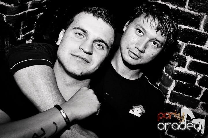 Vineri noaptea în Club Escape, 